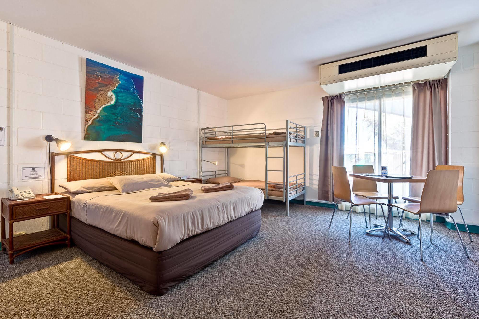Sea Breeze Resort Exmouth Esterno foto