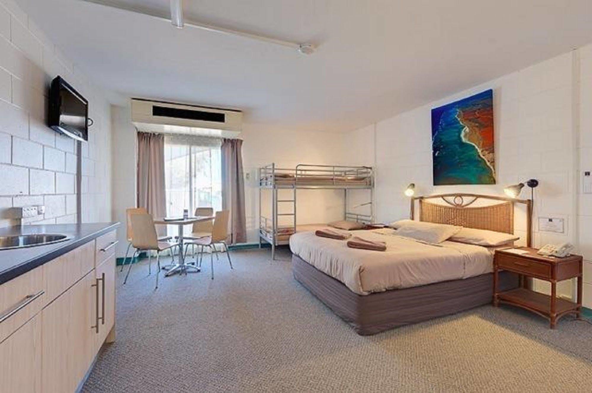 Sea Breeze Resort Exmouth Esterno foto