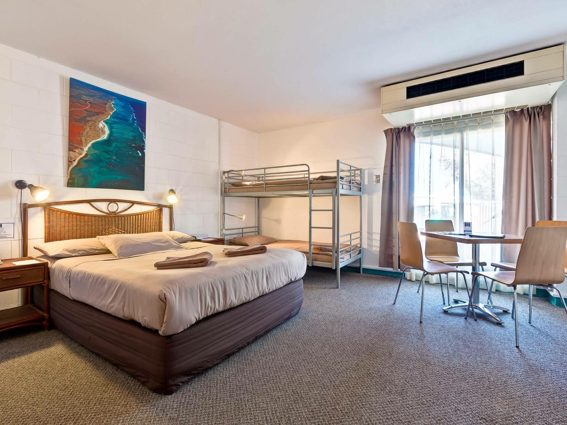 Sea Breeze Resort Exmouth Esterno foto